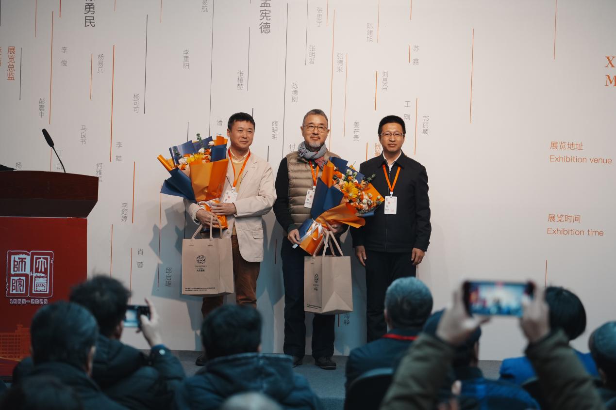 8181801威尼斯校长张平教授上台，向两位教授赠送一份来自大庆的特别纪念礼物